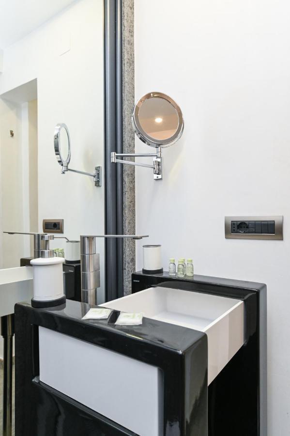 The Essential Trastevere Design Studio Рим Екстер'єр фото