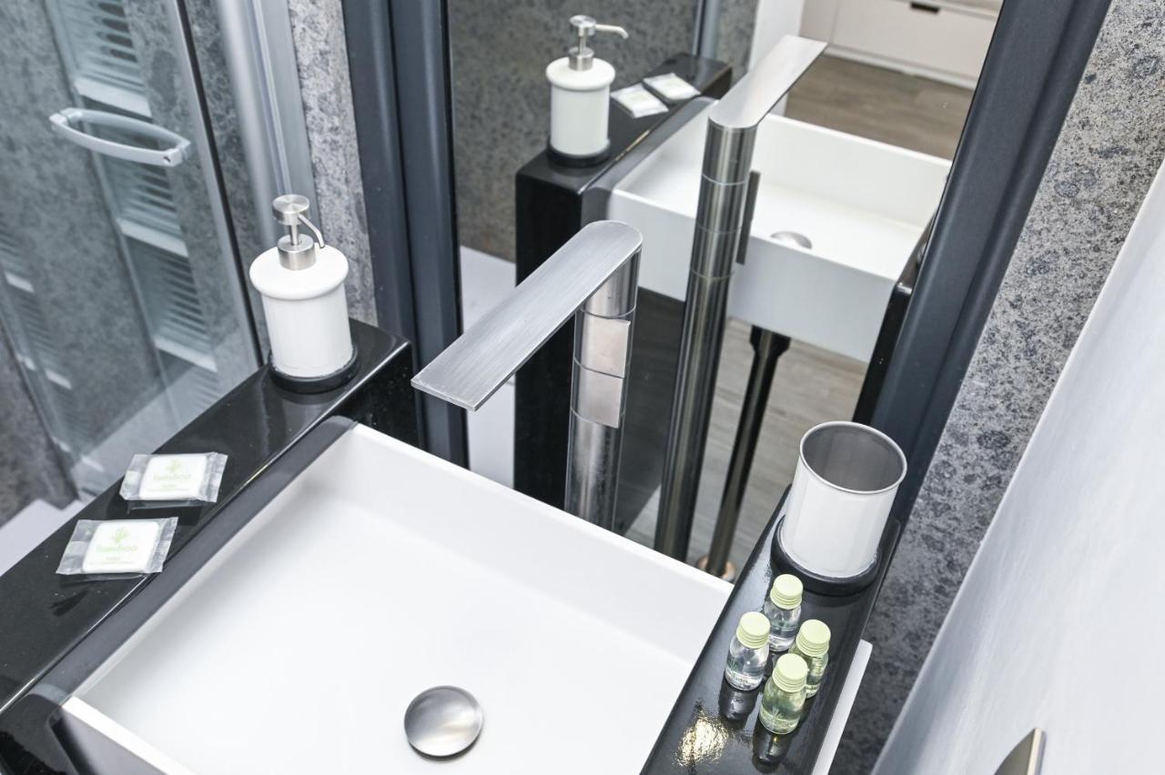 The Essential Trastevere Design Studio Рим Екстер'єр фото