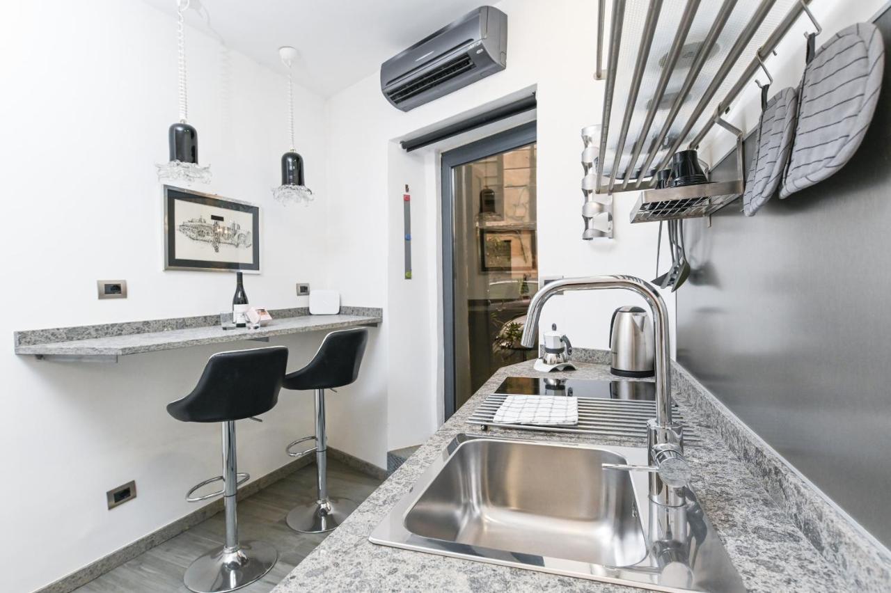 The Essential Trastevere Design Studio Рим Екстер'єр фото