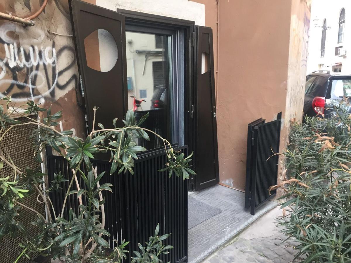The Essential Trastevere Design Studio Рим Екстер'єр фото