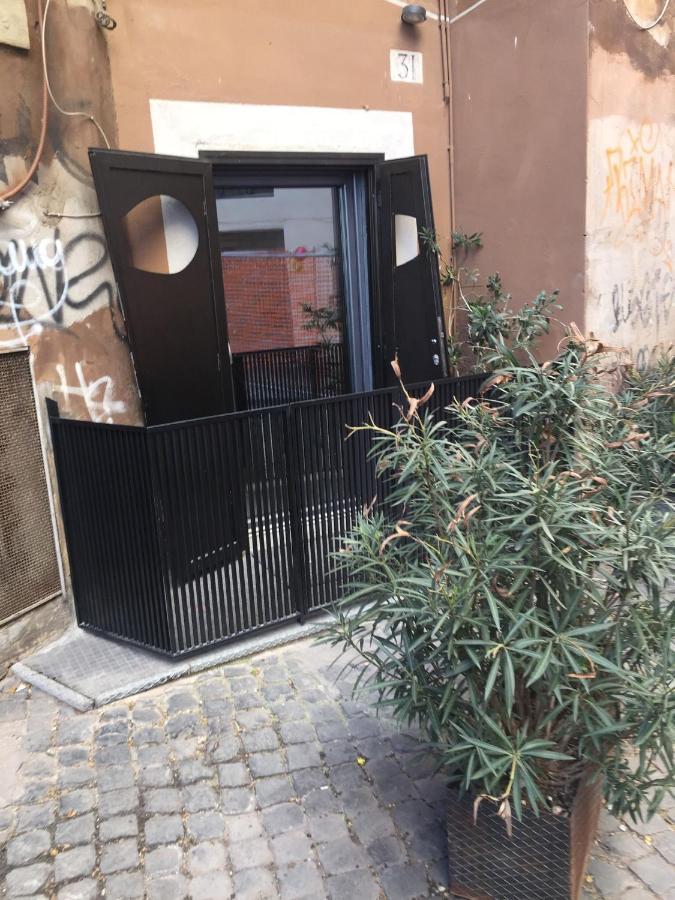 The Essential Trastevere Design Studio Рим Екстер'єр фото