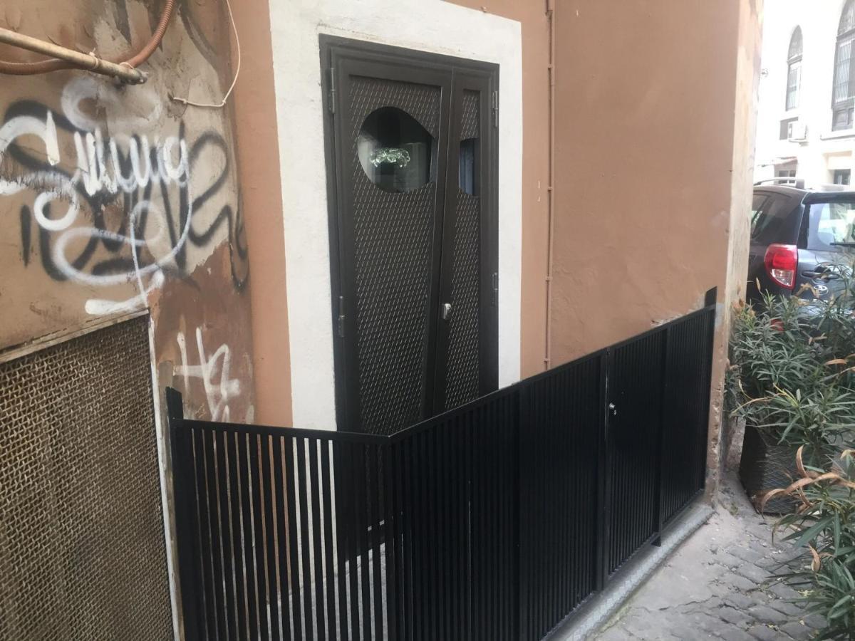 The Essential Trastevere Design Studio Рим Екстер'єр фото